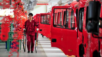 Des travailleurs chinois assemblent des camions dans une usine d'automobiles à Fuyang, dans l'est du pays, le 17 avril 2017. Les constructeurs automobiles internationaux convergent vers l'exposition automobile de Shanghaï. Premier marché mondial, la Chine, malgré des soubressauts conjoncturels, devrait continuer de connaître une importante croissance de sa consommation automobile. On y compte en moyenne environ 120 véhicules pour 1.000 habitants, contre 600 en Europe, selon Accenture.

Volkswagen, General Motors, PSA ou encore Ford voient leur domination s'éroder face à l'essor de marques 100% chinoises (Geely, Great Wall, Changan...), qui représentent environ 45% du marché. «Le marché s'est un peu refermé, s'est complexifié. Aujourd'hui les Chinois tendent à favoriser les constructeurs locaux, les marques nationales», notent les analystes. (STR / AFP)