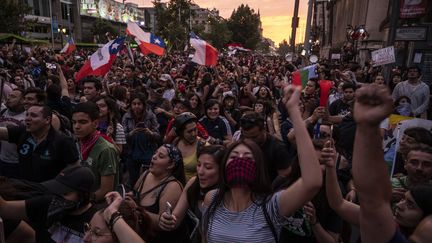 Des manifestants protestent contre les inégalités sociales à Santiago, au Chili, le 25 octobre 2019. (PEDRO UGARTE / AFP)