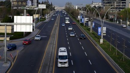 Une autoroute à la sortie d'Ankara, en Turquie, le 3 avril 2024. (ALTAN GOCHER / HANS LUCAS / AFP)