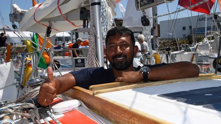 Le skipper indien&nbsp;Abhilash Tomy sur son voilier Thuriya aux Sables-d'Olonne (Vendée), le 29 juin 2018. (DAMIEN MEYER / AFP)