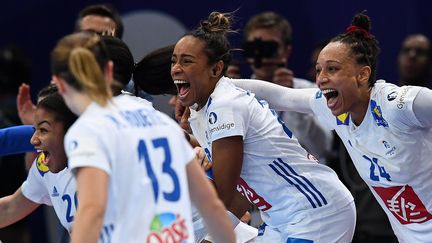 La joie des Bleues, qualifiées pour la finale de l'Euro de handball après leur victoire face aux Pays-Bas (FRANCK FIFE / AFP)