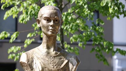 Une statue de la Britannique Audrey Hepburn réalisée par l'artiste néerlandais Kees Verkade et offerte par le fils de l'actrice à la ville de Bruxelles pour l'inauguration d'un jardin dédié à Audrey Hepburn, situé non loin de son lieu de naissance, à Bruxelles. Mai 2022. (KENZO TRIBOUILLARD / AFP)