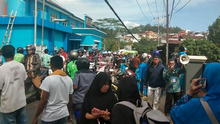 Des habitants se réunissent dans les rues de Ambon (Indonésie), après un séisme de magnitude 6,5 le 26 septembre 2019. (YUSNITA / AFP)