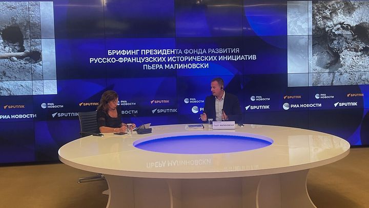 Pierre Malinowski répondant à une interview dans les studios de l'agence RIA Novosti à Moscou. (SYLVAIN TRONCHET / FRANCEINFO / RADIOFRANCE)