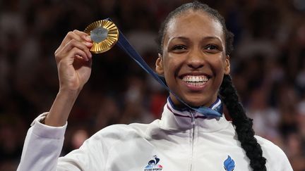 Althéa Laurin pose avec sa médaille d'or après son titre en finale des +67 kg lors du tournoi olympique de taekwondo des Jeux olympiques de Paris, le 10 août 2024. (DAVID GRAY / AFP)