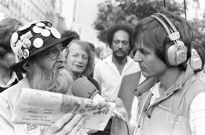 Nicolas Hulot, le 2 juillet 1982, en reportage à Paris pour France Inter. (PHILIPPE WOJAZER / AFP)