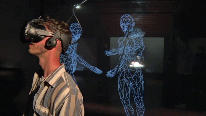 Un casque en réalité virtuelle pour danser avec des d'hologrammes&nbsp; (France 3 Bretagne)