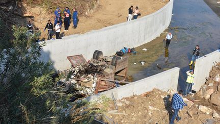 Le camion qui transportait des migrants dans le fossé à Izmir (Turquie), le 14 octobre 2018. (REUTERS)