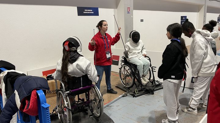 Plusieurs collégiens prennent d'assaut l'espace animations de la Halle George-Carpentier pour venir s'essayer à l'escrime fauteuil, le 5 mars 2024. (Clément Mariotti Pons)