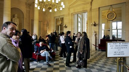 Des journalistes dans la salle des Quatre colonnes, &agrave; l'Assembl&eacute;e nationale,&nbsp;en d&eacute;cembre 2005.&nbsp; (BERTRAND GUAY / AFP)