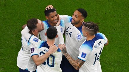 Les Anglais célèbrent le deuxième but de Marcus Rashford contre le pays de Galles, le 29 novembre à Al Rayyan. (ANTONIN THUILLIER / AFP)