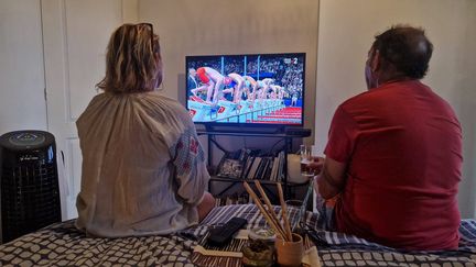 Un couple devant la télévision qui diffuse les Jeux olympiques. (LAURENSON PHILIPPE / MAXPPP)