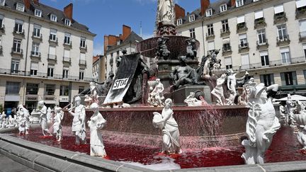 Unn collectif nantais a coloré en rouge vif l'eau de fontaine de la place Royale à Nantes et des brassards noirs ont&nbsp;été mis aux statues qui entourent la fontaine en hommage à Steve Maia Caniço. Nantes,&nbsp;le 30 juillet 2019. (JEROME FOUQUET / MAXPPP)