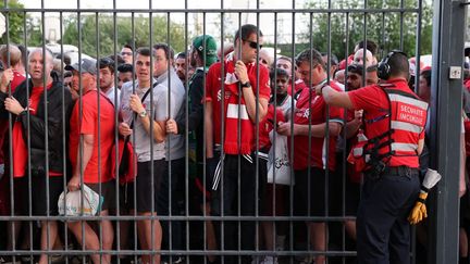 Des supporters de Liverpool à l'extérieur du Stade de France, à Saint-Denis, lors de la finale de la Ligue des champions face au Real Madrid, le 28 mai 2022. (THOMAS COEX / AFP)