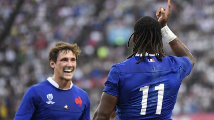 La joie des rugbymen français, le 6 octobre 2019 à&nbsp;Kumamoto&nbsp;(Japon), après leur victoire contre les Tonga. (CHRISTOPHE SIMON / AFP)