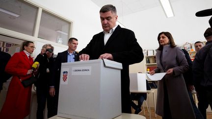 Le président croate Zoran Milanovic vote le 17 avril 2024 à Zagreb (Croatie).  (STRINGER / AFP)