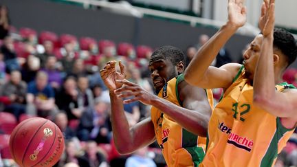 Les joueurs de Limoges Josh Carter et William Howard   (MAKSIM BOGODVID / SPUTNIK)