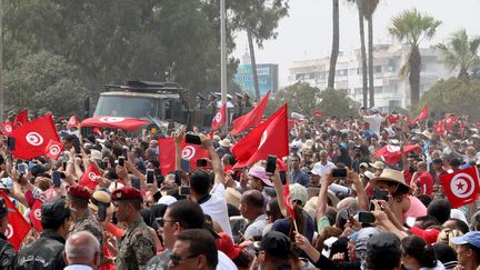 Des Tunisiens réunis autour du cortège funéraire de&nbsp;Beji Caid Essebsi, le 27 juillet 2019, à Tunis. (KHALED NASRAOUI / DPA / AFP)