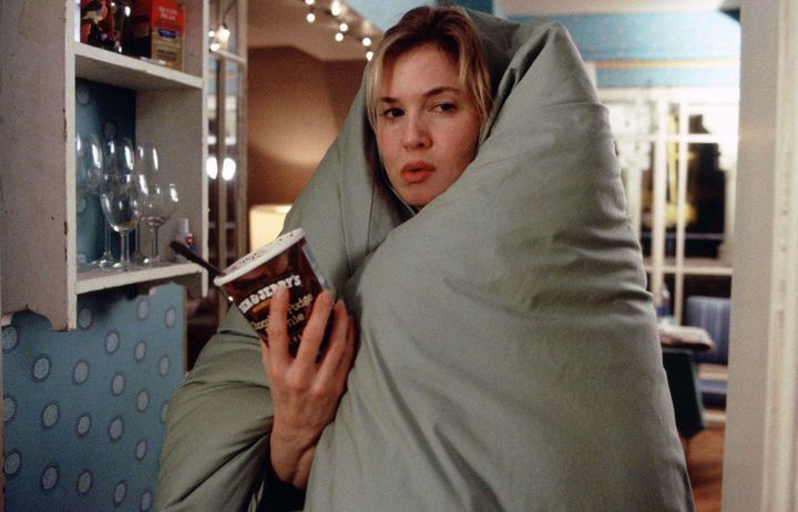 Bridget Jones (interpr&eacute;t&eacute;e par Ren&eacute;e Zellweger) craque pour un pot de glace dans le film "Le Journal de Bridget Jones : l'&acirc;ge de raison", sorti au cin&eacute;ma en 2004.&nbsp; (SIPA)