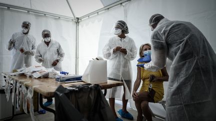 Une femme se fait dépister dans un centre de test installé à l'extérieur de la gare d'Arcachon, le 24 juillet 2020. (PHILIPPE LOPEZ / AFP)