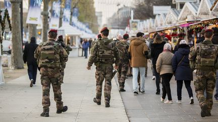 Des militaires patrouillent sur le marché de Noël des Champs-Elysées, à Paris, le 23 novembre 2015. (MAXPPP)