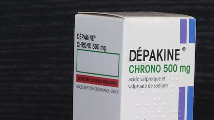 Commercialisé sous le nom de Dépakote et de Dépamide, le valproate est utilisé pour soigner les troubles bipolaires. Sous le nom sous le nom de Dépakine, il est prescrit pour traiter l’épilepsie. 