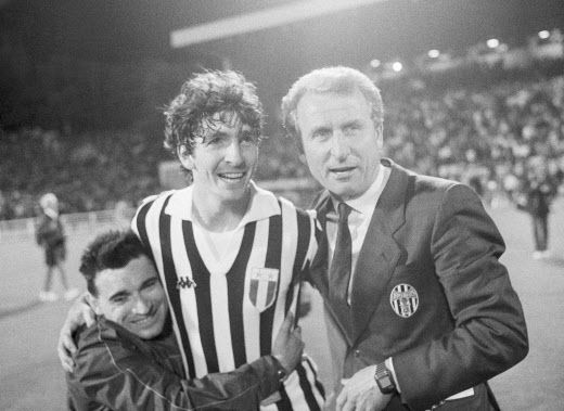 Paolo Rossi aux côtés de Giovanni Trapattoni, l'emblématique entraîneur de la Juventus, après la victoire en Coupe des clubs champions contre Liverpool au Heysel en 1985 (/AP/SIPA / SIPA)