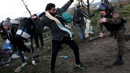 Le 30 novembre 2016, le «Time» décerne Le prix du photographe d’agence de l’année 2015 à Angelos Tzortzinis pour son travail en Grèce sur la crise économique et celle des migrants. Ce prix «est une très importante distinction. Je ne m'y attendais pas car c'est rare qu’ils choisissent un pigiste», raconte-t-il sur le Making-of de l’AFP. Le 26 novembre 2015, il était présent à Idomeni quand 200 migrants marocains, algériens et pakistanais, bloqués à la frontière gréco-macédonienne, forçaient le passage vers la Macédoine pour pouvoir continuer leur voyage vers le nord de l'Europe.  (AFP / ANGELOS TZORTZINIS)