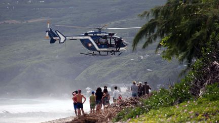 Les secours déployés sur la zone du drame, samedi 29 avril 2017 à Saint-Leu, sur l'île de La Réunion. (RICHARD BOUHET / AFP)