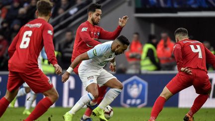 Le milieu de terrain de l'OM Dimitri Payet cerné par les joueurs d'Andrezieux lors des 32e de finale de la Coupe de France à Saint-Etienne (Loire), le 6 janvier 2019.&nbsp; (JEFF PACHOUD / AFP)