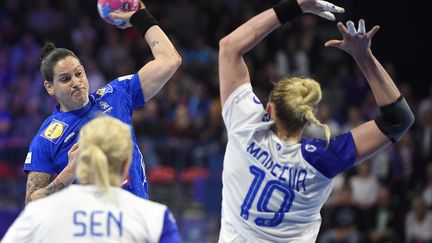 Alexandra Lacrabère et les Bleues espèrent une deuxième victoire face au Monténégro (JEAN-CHRISTOPHE VERHAEGEN / AFP)