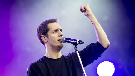 L'artiste Grand Corps Malade se produit sur la sc&egrave;ne d'un festival &agrave; Nyon (Suisse), le 24 juillet 2014. (MAXPPP)