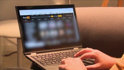 Mercredi 28 septembre, des sénatrices ont publié un rapport demandant un meilleur contrôle des sites pornographiques, afin que les mineurs ne puissent pas y accéder.&nbsp; (FRANCE 3)