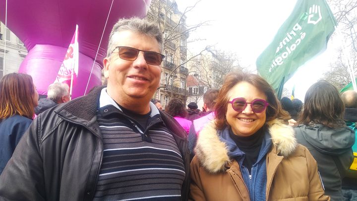 Laurent, 57 ans, ingénieur, et Virginie, 50 ans, enseignante, lors d'une manifestation contre la réforme des retraites, à Paris, le 23 mars 2023. (LOLA SCANDELLA/FRANCEINFO)