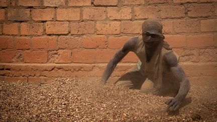 Il est possible aussi malaxer la pâte d'arachide sur des planches en bois pour la transformer en huile, en pâte et en "kuli-kuli", des bâtonnets à haute teneur nutritive. Mais extraire de l'huile avec cette méthode est physiquement épuisant, cela peut prendre des heures. "Ce qui pose problème, c'est la transformation, c'est ce dans quoi il faut investir pour le bien-être de la population, mais pour l'instant les fonds manquent. (…) Il faut trouver du matériel moderne pour faciliter leur travail", déplore Mahoua Coulibaly, responsable local d’Oxfam. (BARBARA DEBOUT / AFP)