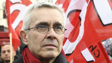 Yves Veyrier, le chef de file de Force ouvière, lors d'une manifestation devant le ministère de l'Economie, à Paris, le 15 janvier 2020. (BERTRAND GUAY / AFP)