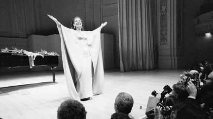 Maria Callas sur la scène du Carnegie Hall à New York, en mai 1974. (BETTMANN / BETTMANN / GETTY IMAGES)