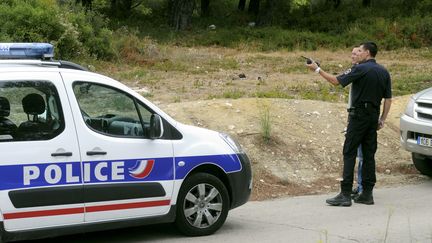 Des policiers enqu&ecirc;tent &agrave; Sept&egrave;mes-les-Vallons (Bouches-du-Rh&ocirc;ne) apr&egrave;s la d&eacute;couverte d'un corps calcin&eacute;, le 3 septembre 2012. (MAXPPP)