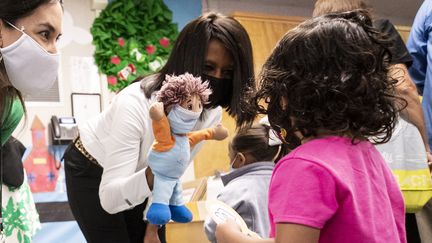 Une éducatrice et une élève dans une école maternelle à Harbor City, Californie (Etats-Unis), le 16 août 2021. (MAXPPP)