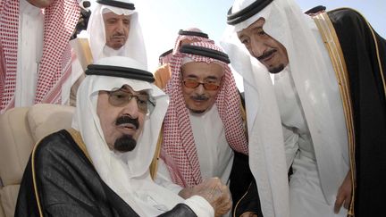 Le roi Abdallah d'Arabie saoudite, saluant son demi-fr&egrave;re et sucesseur&nbsp;Salmane Ben Abdel Aziz Al-Saoud, le 22 novembre 2010, &agrave; Riyad (Arabie&nbsp;saoudite). ( AP / SIPA )