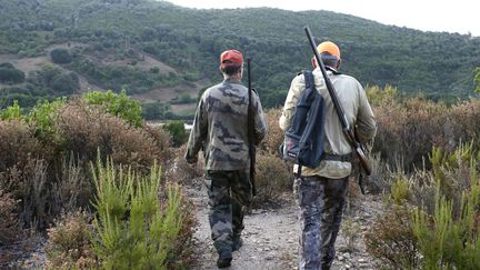 Deux&nbsp;chasseurs en Corse, le 21 août 2021. (PASCAL POCHARD-CASABIANCA / AFP)