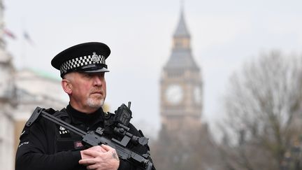 Un policier armé près du parlement britannique à Londres, jeudi 23 mars 2017. (JUSTIN TALLIS / AFP)