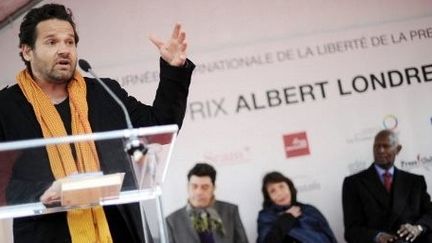 Le journaliste Jean-Robert Viallet s'exprime, le 3 mai 2010 à Paris, après avoir reçu le Prix Albert Londres pour sa série documentaire intitulée «La mort du travail», diffusée sur France 3. (LIONEL BONAVENTURE)