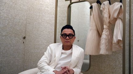 Le couturier vietnamien Cong Trin le 4 décembre 2021&nbsp;dans sa&nbsp;boutique à Ho Chi Minh au Vietnam (NHAC NGUYEN / AFP)