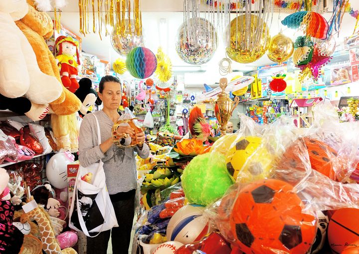 Dans la boutique de Tel-Aviv consacrée aux objets en plastique où le couturier-photographe Maurice Renoma a choisi son poisson rouge, Cristobal (Maurice Renoma)