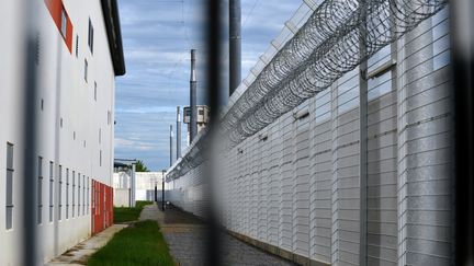 Le centre p&eacute;nitentiaire de Nantes (Loire-Atlantique), duquel un d&eacute;tenu s'est &eacute;chapp&eacute; lors d'un transfert m&eacute;dical le 27 novembre 2013. (FRANK PERRY / AFP)