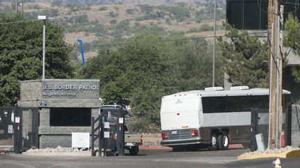 Un bus transportant des enfants arrive sur le site des gardes-fronti&egrave;res de Nogales, en Arizona, le 7 juin 2014. (PATRICK BREEN / AP / SIPA)