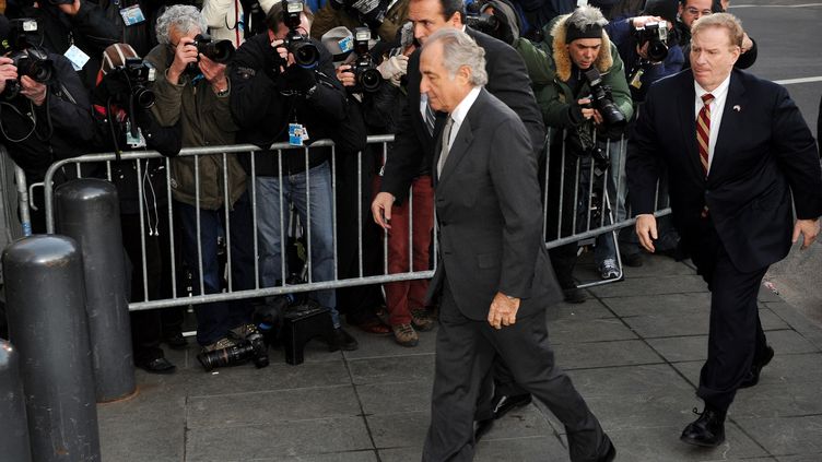 L'ancien financier Bernard Madoff lors de son arrivée au tribunal fédéral de New York, le 12 mars 2009. (STAN HONDA / AFP)