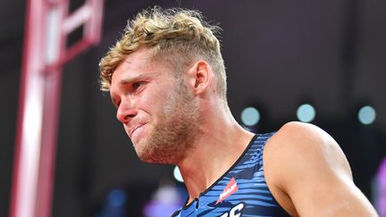 Kevin Mayer, champion en titre de décathlon, en larmes après avoir été blessé lors de l'épreuve du 3 octobre 2019, à Doha au Qatar. (ANDREJ ISAKOVIC / AFP)