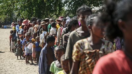 Beaucoup survivent grâce à l’aide alimentaire du PAM et des ONG internationales ou locales, appuyées par le gouvernement. Les familles repartent avec de la nourriture calculée selon le nombre d'enfants et pour une période de quinze jours.&nbsp; &nbsp; (RIJASOLO/AFP)